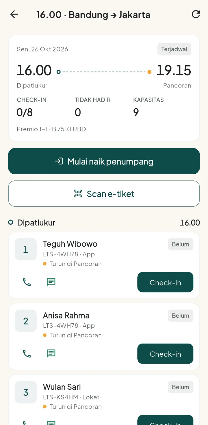 Tampilan TravelPro: Driver memegang manifest dan check-in di HP.