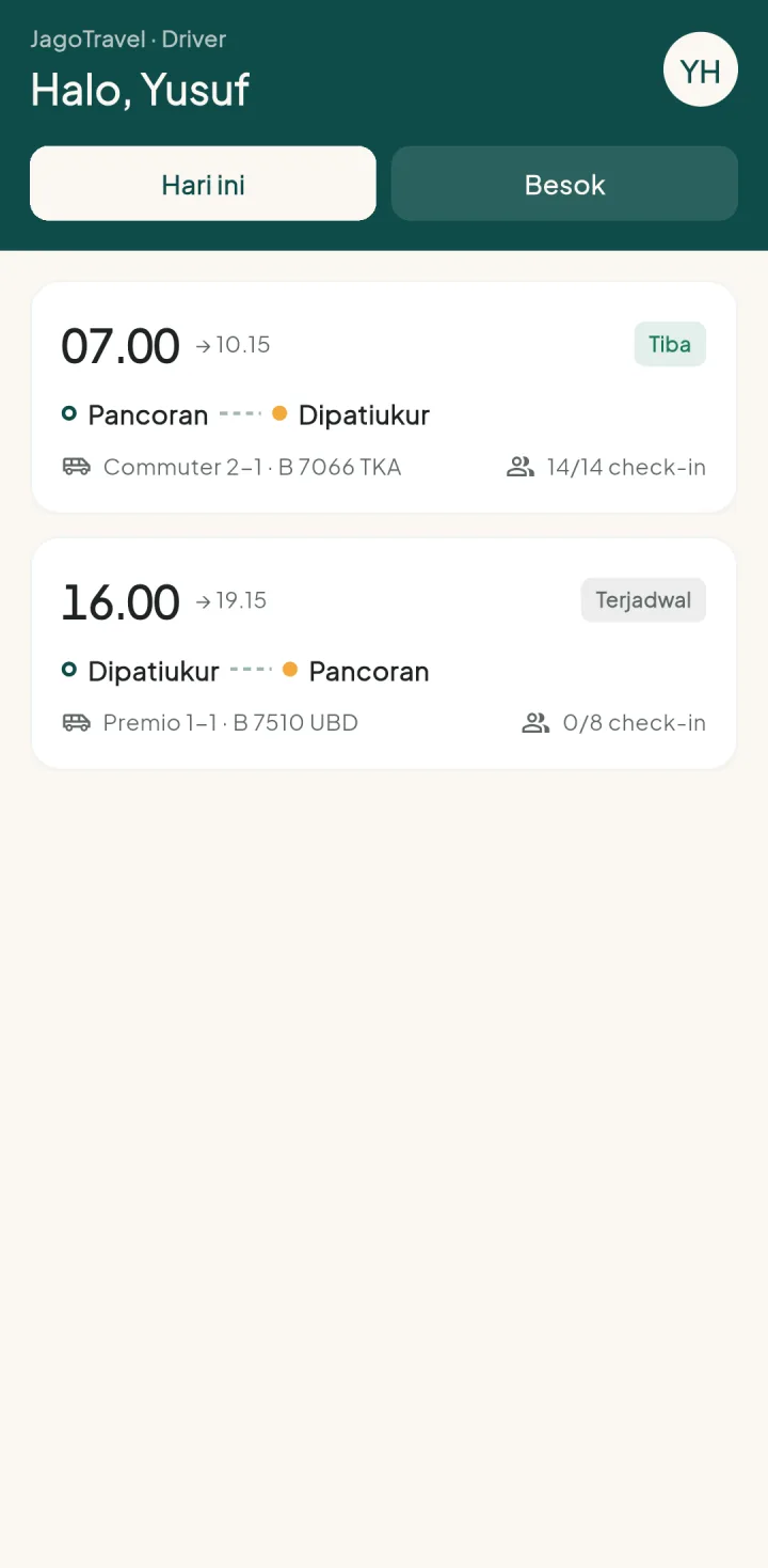 Tampilan TravelPro: Driver memegang manifest dan check-in di HP.
